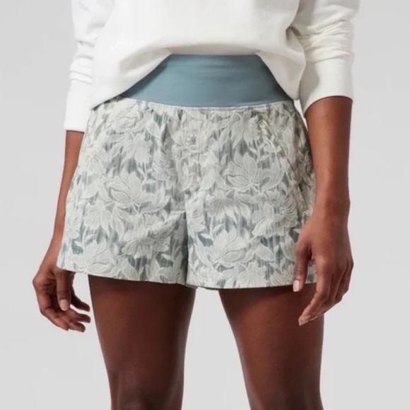 Athleta Trekkie North Green Lacey short womens size 4 - Picture 1 of 5